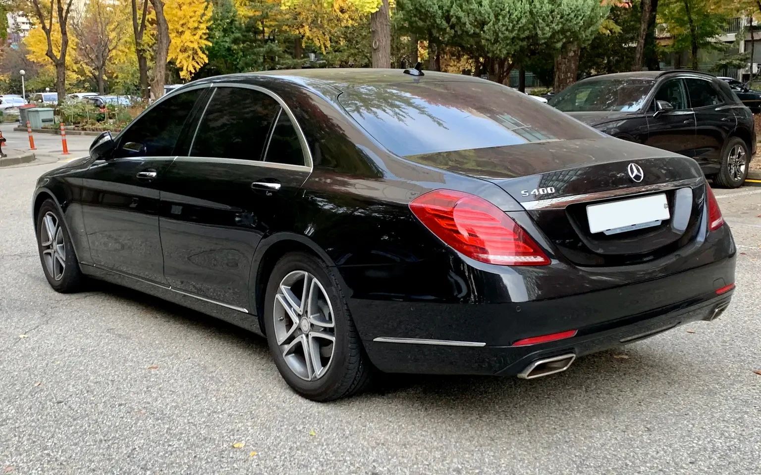 Mercedes-Benz S400 model reference; current rental-unit photographs available on request